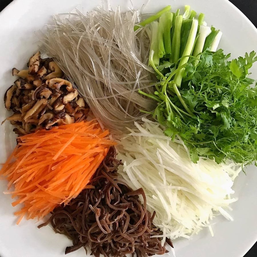 Chuẩn bị nguyên liệu xào miến