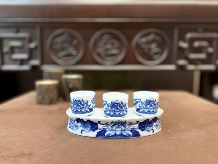 Thường để 3 hoặc 5 ly nước cũng trên bàn thờ. (Ảnh minh họa)