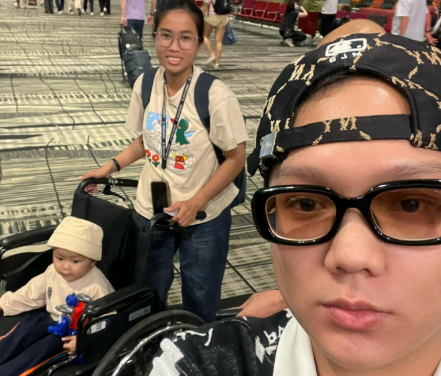 Phạm Thoại trong chuyến đi đến Singapore.