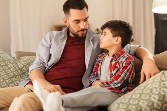 Từ lúc đó, tôi học cách lùi lại một bước, lắng nghe nhiều hơn và kiên nhẫn hơn với những chiếc “gai nhím” của con.