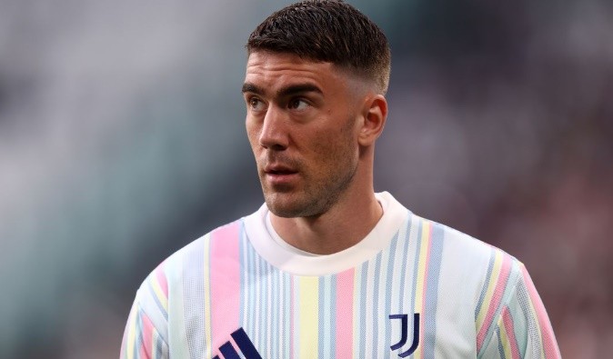 Vlahovic trên đường rời Juve. 