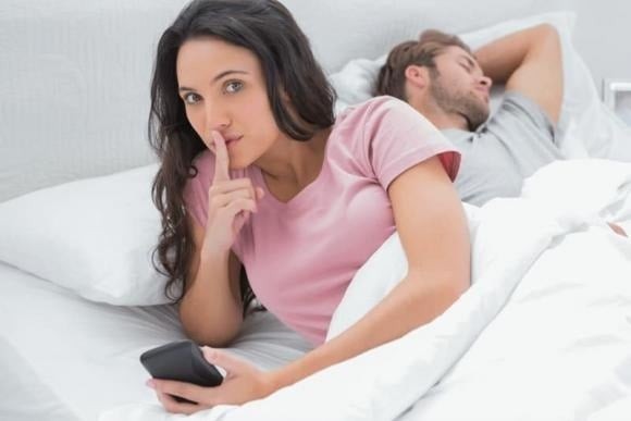 Niềm tin đặt trên cơ sở giám sát thay vì sự thấu hiểu và đối thoại, rất dễ kéo theo chuỗi hệ lụy: nghi ngờ – kiểm soát – phản ứng – xa cách.