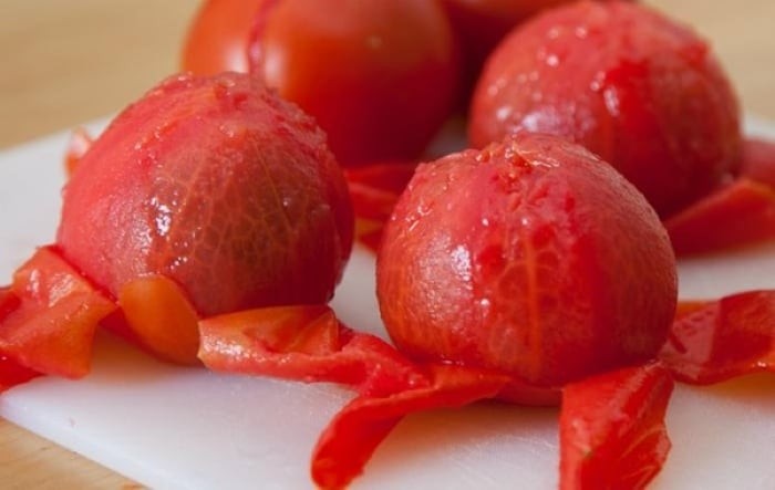  Cho cà chia vào lò vi sóng bóc vỏ sẽ siêu nhanh. (Ảnh minh họa)