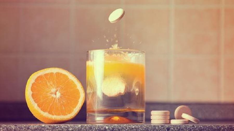 Lạm dụng vitamin C dạng sủi gây ra nhiều tác dụng phụ cho sức khỏe.