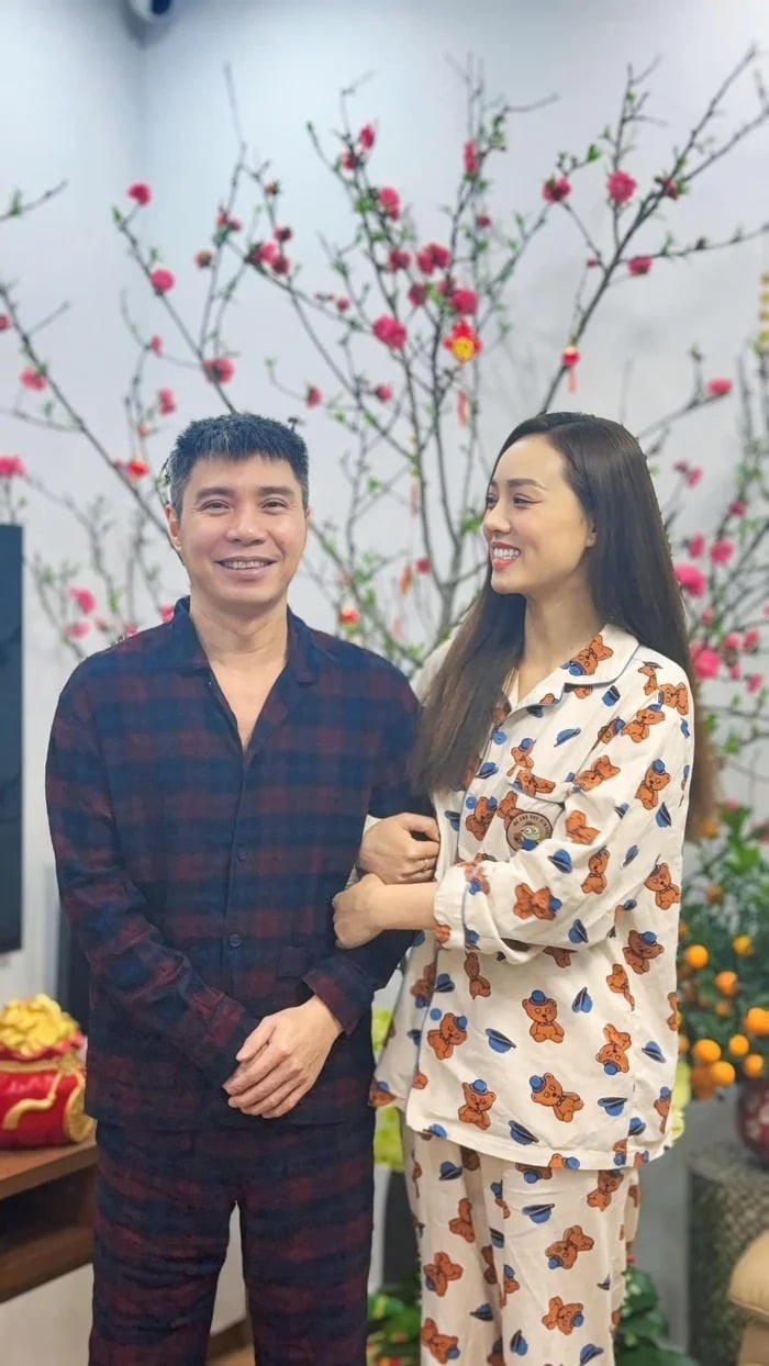 Tối 25/7, mạng xã hội xôn xao trước hình ảnh mới của Ngọc Hà với vóc dáng đầy đặn hơn thường lệ, làm dấy lên nghi vấn cô đang mang thai con đầu lòng.