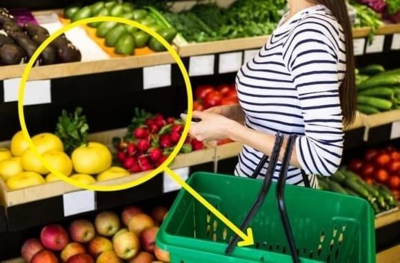 Các mặt hàng thiết yếu như giấy vệ sinh, sữa, dầu ăn... thường được đặt ở sâu trong siêu thị.