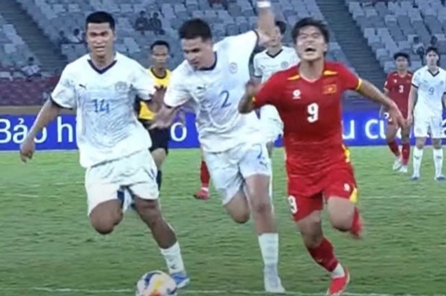 Người phạm lỗi với Quốc Việt là cầu thủ số 2, nhưng cầu thủ số 14 lại nhận thẻ đỏ.
