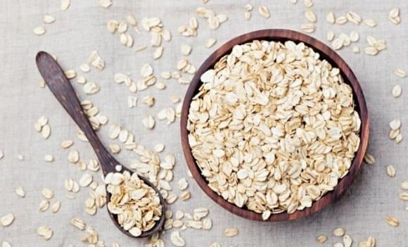Yến mạch không chỉ là nguồn tinh bột phức tạp tốt cho sức khỏe mà còn có chỉ số đường huyết thấp, giúp ổn định lượng đường trong máu và giảm nguy cơ tích mỡ do insulin tăng cao đột ngột.