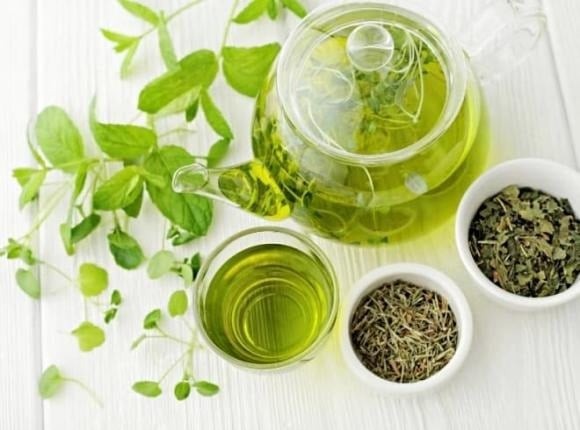 Một tách trà xanh ấm vào buổi sáng không chỉ giúp tỉnh táo mà còn hỗ trợ đốt mỡ hiệu quả.