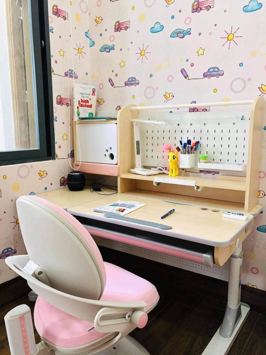 Bàn học lộn xộn là con đang sáng tạo