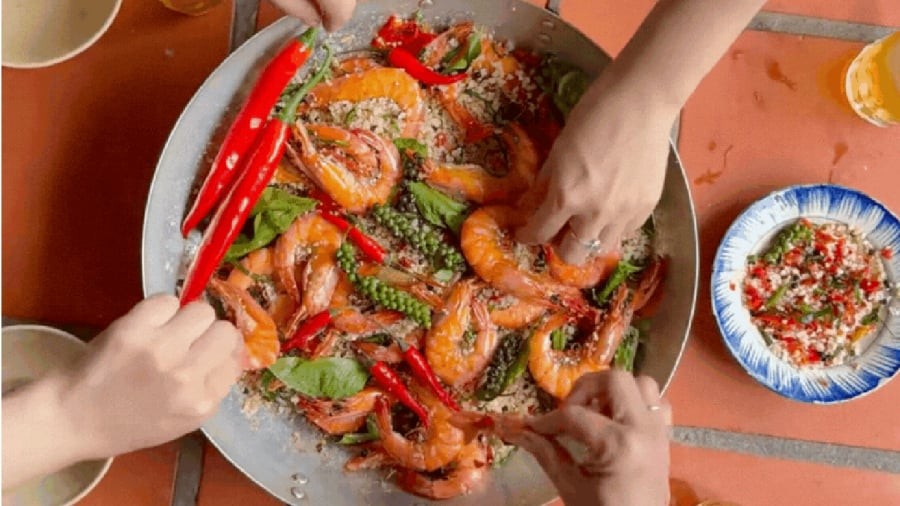 Nên ăn tôm rang muối hột khi còn nóng để đảm bảo độ thơm ngon.