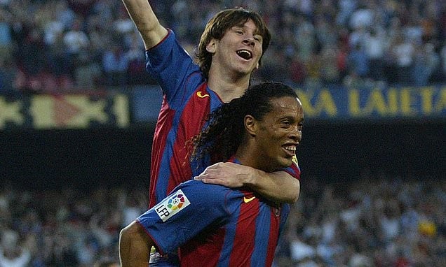 Ronaldinho và Messi là ví dụ điển hình cho việc tiếp nối số áo huyền thoại
