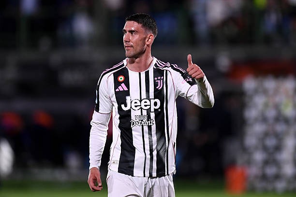 Juventus và AC Milan đẩy Vlahovic vào thế khó.