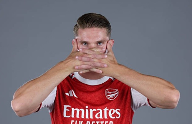 Gyokeres chính thức khoác áo Arsenal.