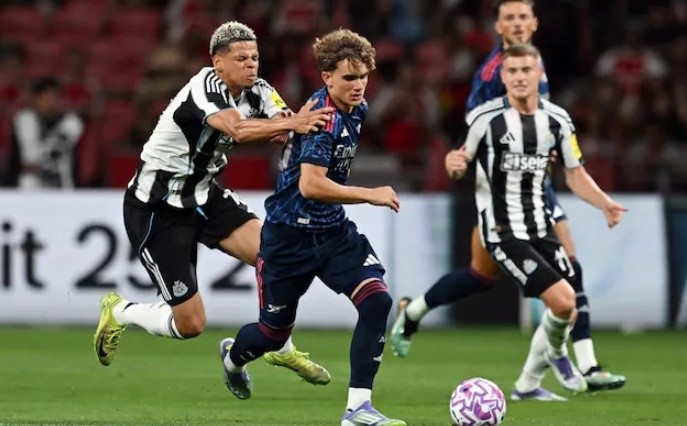 Tài năng trẻ gây ra vô vàn khó khăn cho hàng thủ Newcastle.