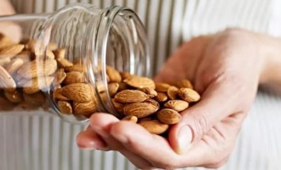 Hạnh nhân là loại hạt giàu vitamin E, chất xơ và chất béo không bão hòa đơn.