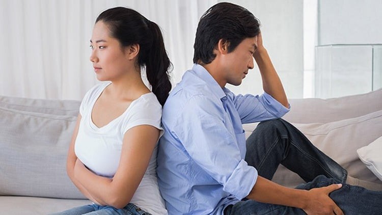 Từ đó, sự im lặng thay thế giao tiếp, sự bất mãn thay thế tình cảm. Cửa sổ đầu tiên đã vỡ – và rồi, hàng loạt những “vết nứt” khác theo sau.