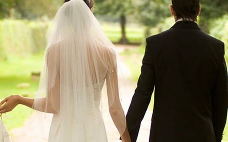Đừng bỏ qua thái độ của gia đình đối phương với người lạ: cách họ nói chuyện với nhân viên phục vụ, hàng xóm hay những người làm công việc dọn dẹp, bảo trì trong nhà.