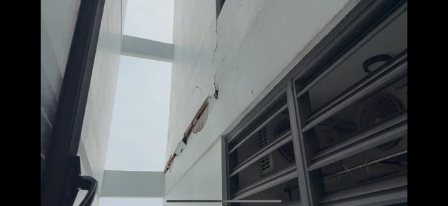 Không nằm trong vùng lũ, nhưng cư dân tại TP.HCM cũng trải qua một phen hoang mang khi một chung cư tại quận Tân Thắng xuất hiện vết nứt dài hơn 4 mét, rộng đến 5 cm
