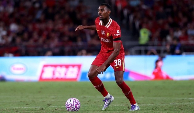 Gravenberch phải đá trung vệ trước AC Milan