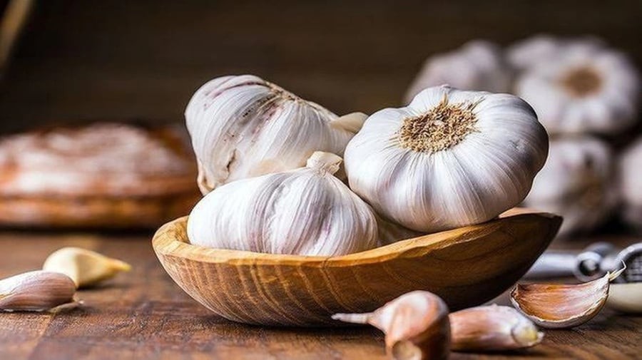 Tỏi tươi sẽ có mùi hăng nhẹ, nồng nhưng dễ chịu