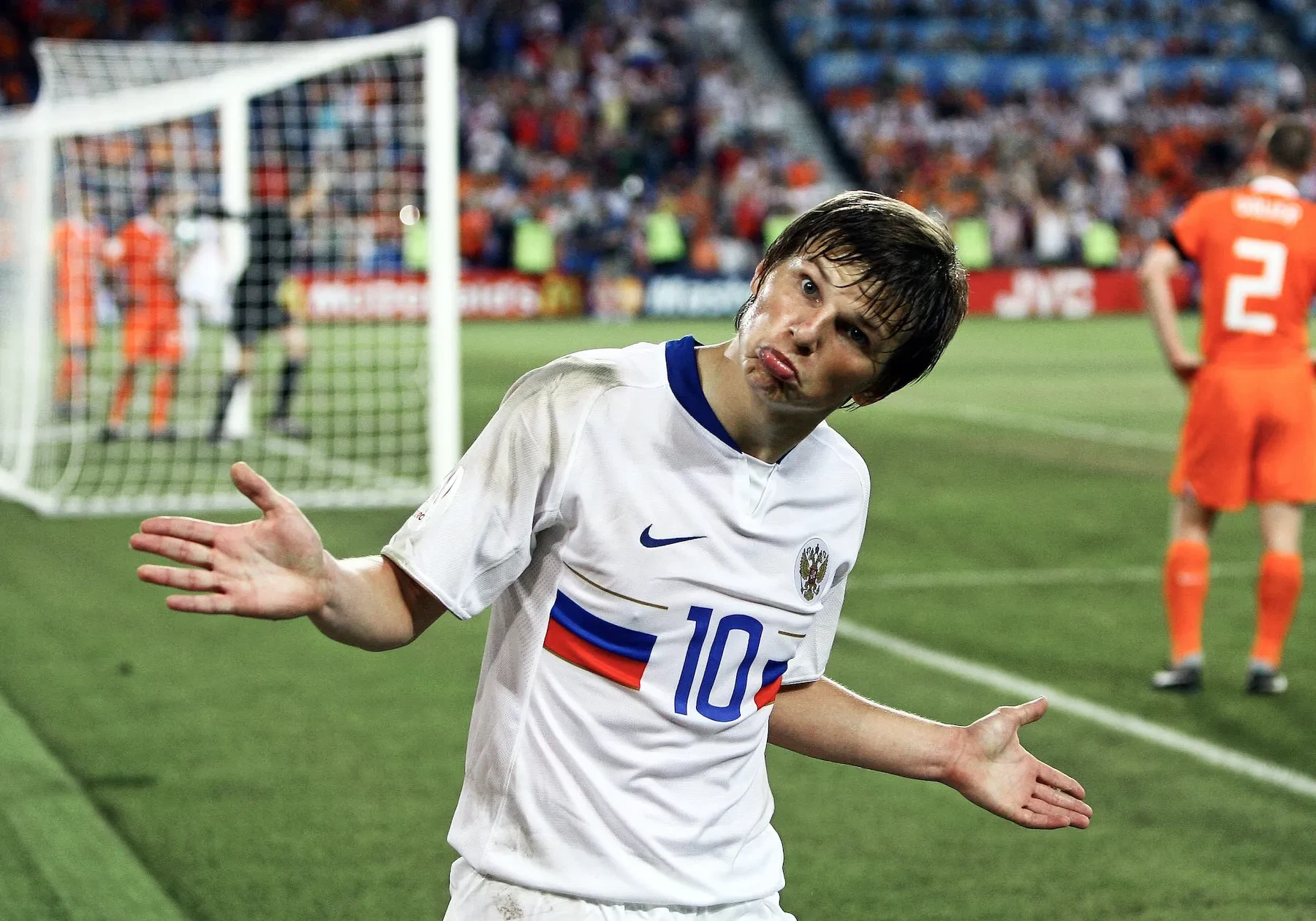 Arshavin nhấm chìm một Hà Lan hùng mạnh