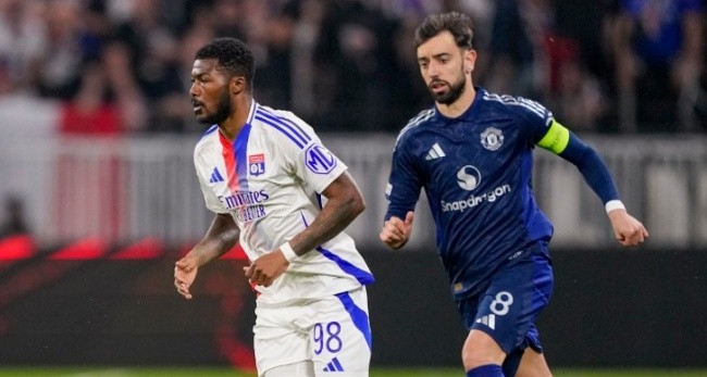 Ainsley Maitland‑Niles trong màu áo Lyon.