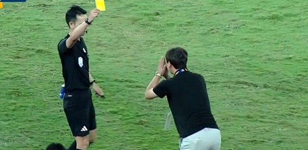 Hành động gây chú ý của HLV Kim Sang-sik.