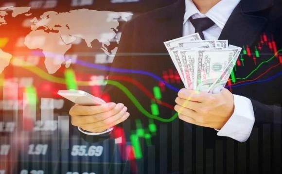 Thay vì để tiền “nằm im” trong ngân hàng, bạn nên cân nhắc chuyển một phần sang các kênh đầu tư có giá trị bền vững như bất động sản, cổ phiếu, quỹ mở hoặc các công cụ tài chính uy tín. 