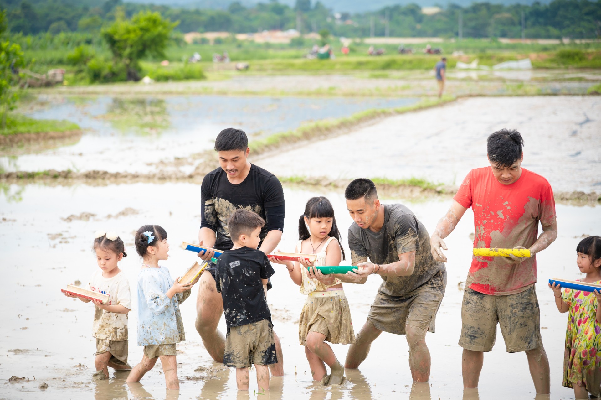 Các bố con lấm bùn