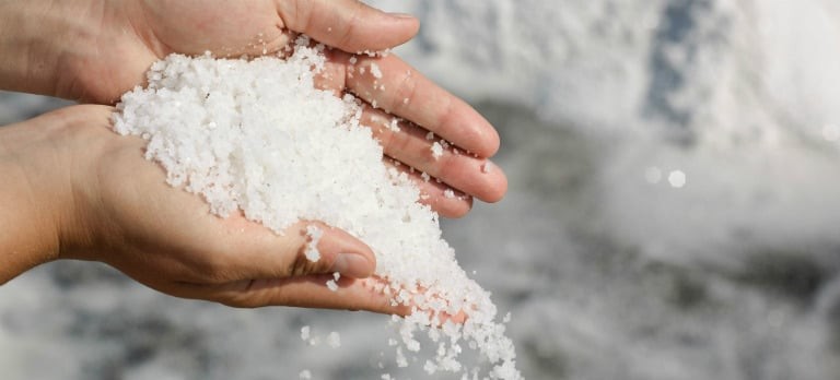 Cách đốt vía giải đen với muối. (Ảnh minh họa)