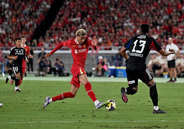 Ekitike vừa có trận đấu đầu tiên dưới màu áo Liverpool.
