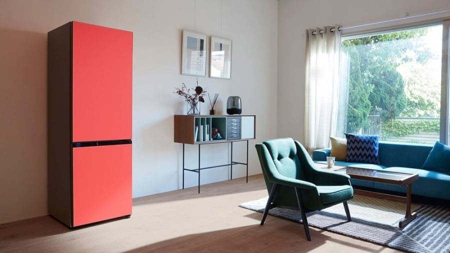 Vì tiện tay hoặc muốn tận dụng không gian, nhiều người có thói quen chất đủ thứ lên nóc tủ lạnh: từ chai lọ, hộp thức ăn cho đến đồ gia dụng nhỏ.