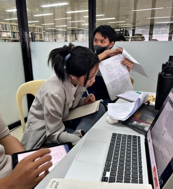 Việc điện thoại hay đồng hồ thông minh liên tục đổ chuông, rung hoặc phát ra âm báo trong môi trường làm việc chung là dấu hiệu cho thấy sự thiếu tinh tế trong ứng xử.