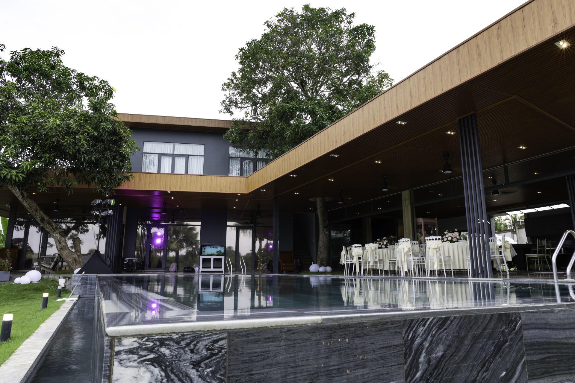 Khu resort của cô được biến hóa thành một không gian tiệc xa hoa.