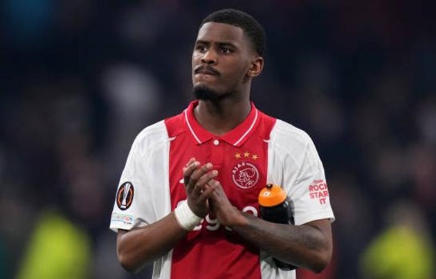 Jorrel Hato chuẩn bị tới Chelsea kiểm tra y tế.