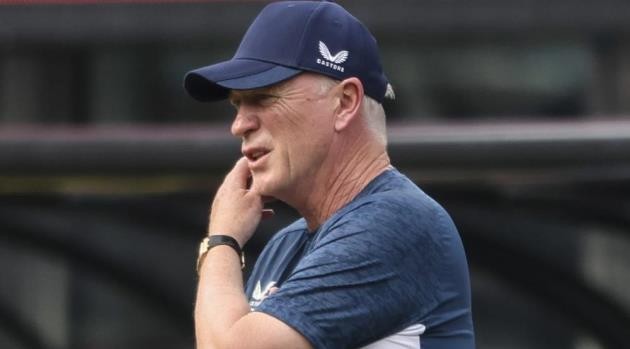 HLV David Moyes lo lắng với tình hình của Everton.