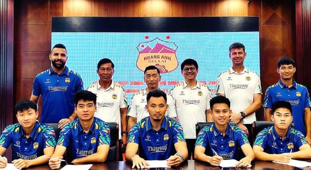 Ryan Hà (cầu thủ ở giữa) chính thức gia nhập HAGL. 
