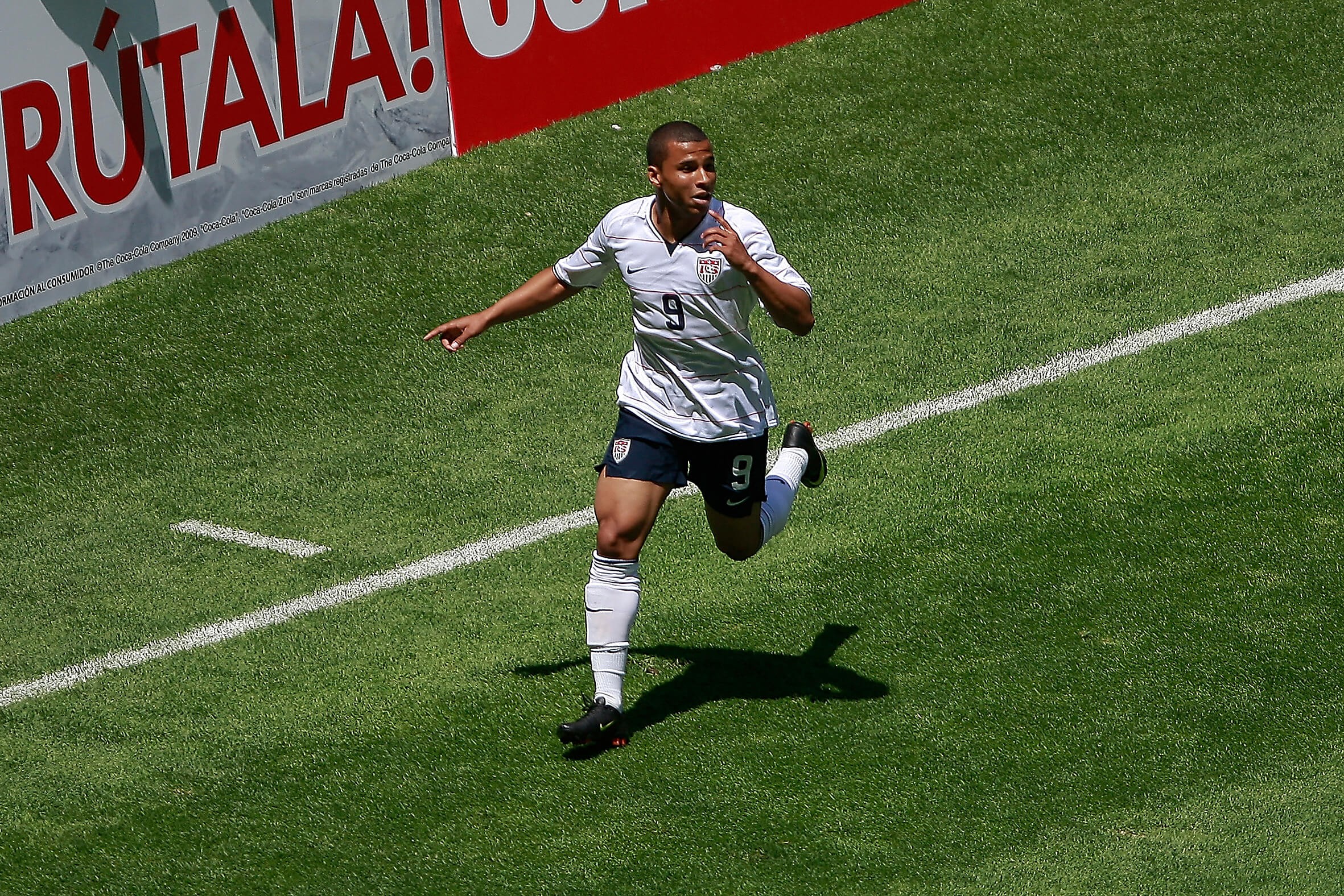 Charlie Davies ghi bàn vào lưới Mexico ở vòng loại World Cup 2010