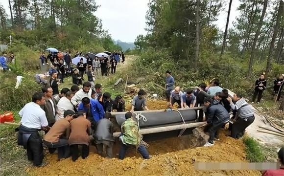 Người xưa tin rằng, dù là cưới xin (lễ đỏ) hay ma chay (lễ trắng), đều cần chọn ngày tốt.