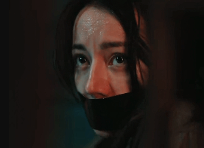 Cô có những cải thiện rõ rệt trông diễn xuất, nhưng lại chưa kết nối được với dàn cast tên tuổi trong phim.