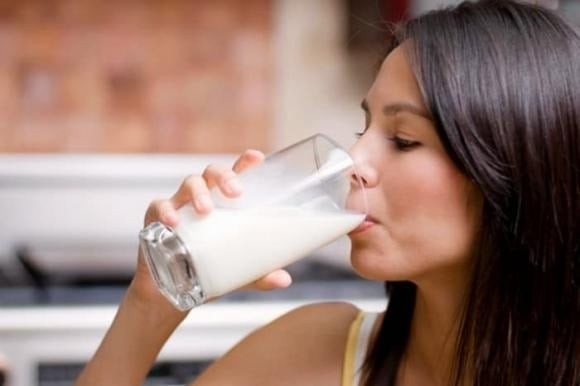 Uống sữa ngay sau bữa ăn sáng sẽ giúp cơ thể hấp thu tốt hơn lượng protein, vitamin và khoáng chất có trong sữa.