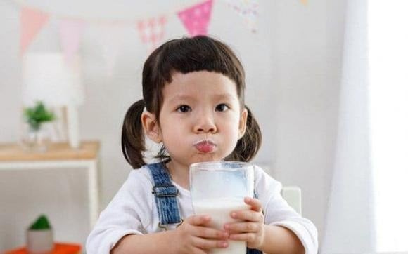 Uống sữa, đặc biệt khi đói, có thể khiến vết loét trong dạ dày bị kích ứng nặng hơn, gây đau, sưng, hoặc trào ngược axit do ảnh hưởng đến cơ vòng thực quản.