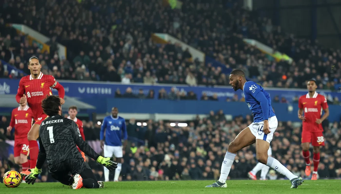 Beto mở tỉ số trong trận hòa 2-2 với Liverpool