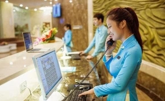 Đây là nhóm nghề được xem là “ăn theo nhan sắc” hoặc “ăn xổi”, vì phụ thuộc phần lớn vào ngoại hình và sức trẻ.