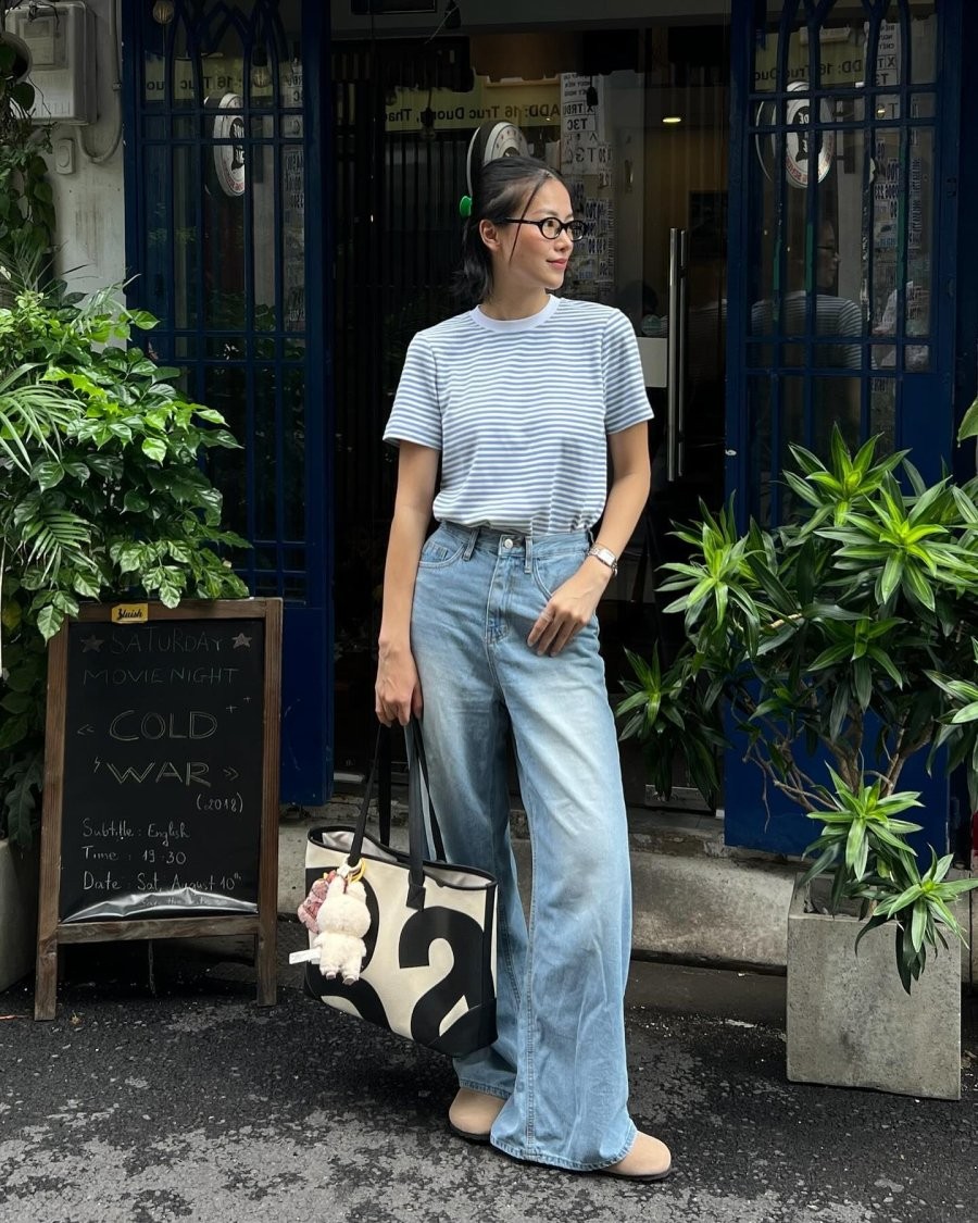 Để outfit trở nên gọn gàng và tôn dáng hơn, các nàng nên sơ vin áo khi mặc quần jeans ống suông.
