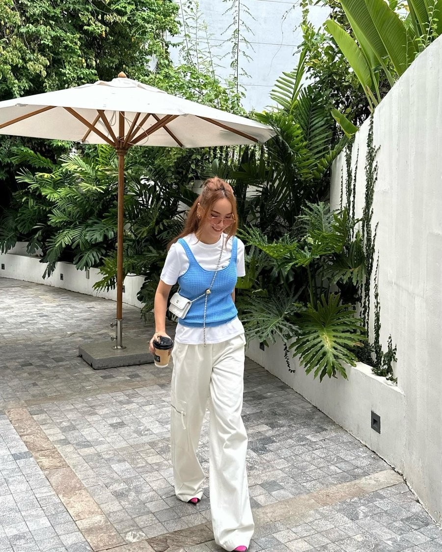Một trong những món đồ được săn đón nhiều nhất trong mùa hè chính là quần trắng.