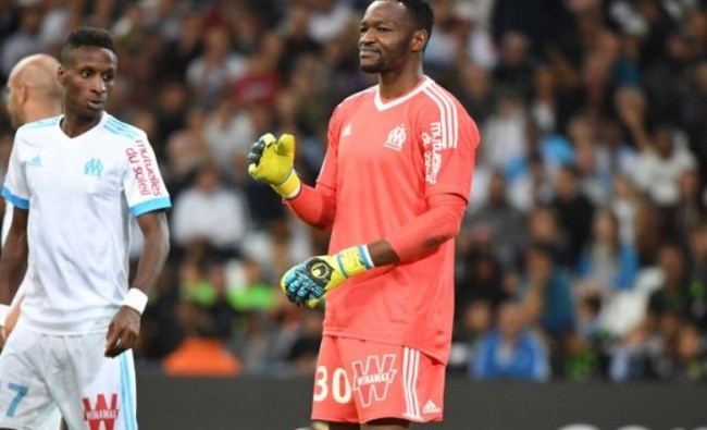 Thủ thành Mandanda.
