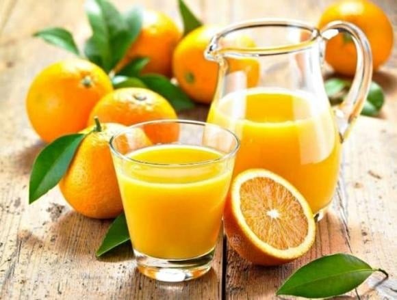 Không thể phủ nhận, nước cam là nguồn cung cấp vitamin C dồi dào, giúp tăng cường miễn dịch, hỗ trợ hấp thụ sắt và chống lão hóa. 