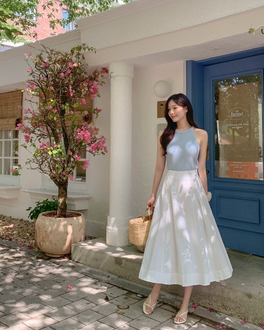 Việc sơ vin và kết hợp với sandal cao gót quai mảnh sẽ giúp tôn dáng tối ưu.